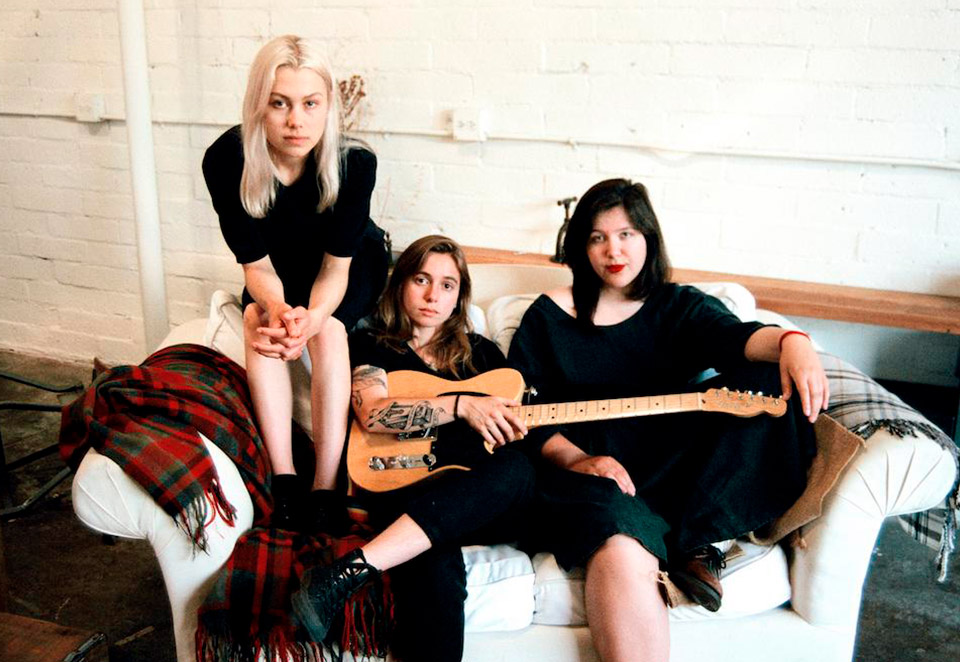 Julien Baker, Phoebe Bridgers e Lucy Dacus em boygenius: ameaça tripla