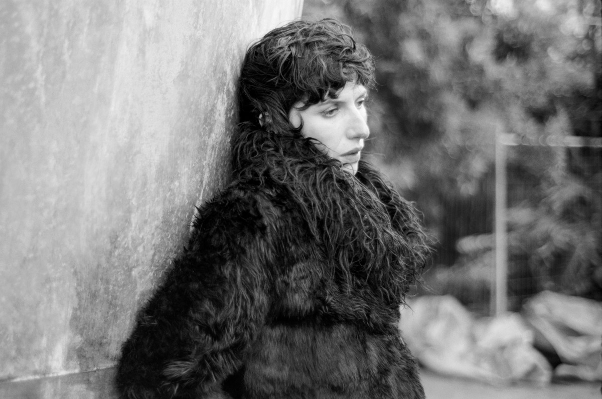 Aldous Harding regressa com “Train on The Island”