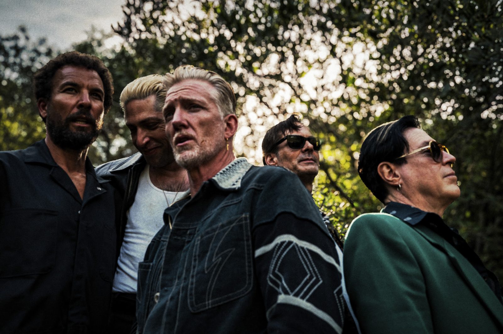 Queens of the Stone Age lançam novo single “Easy Street”